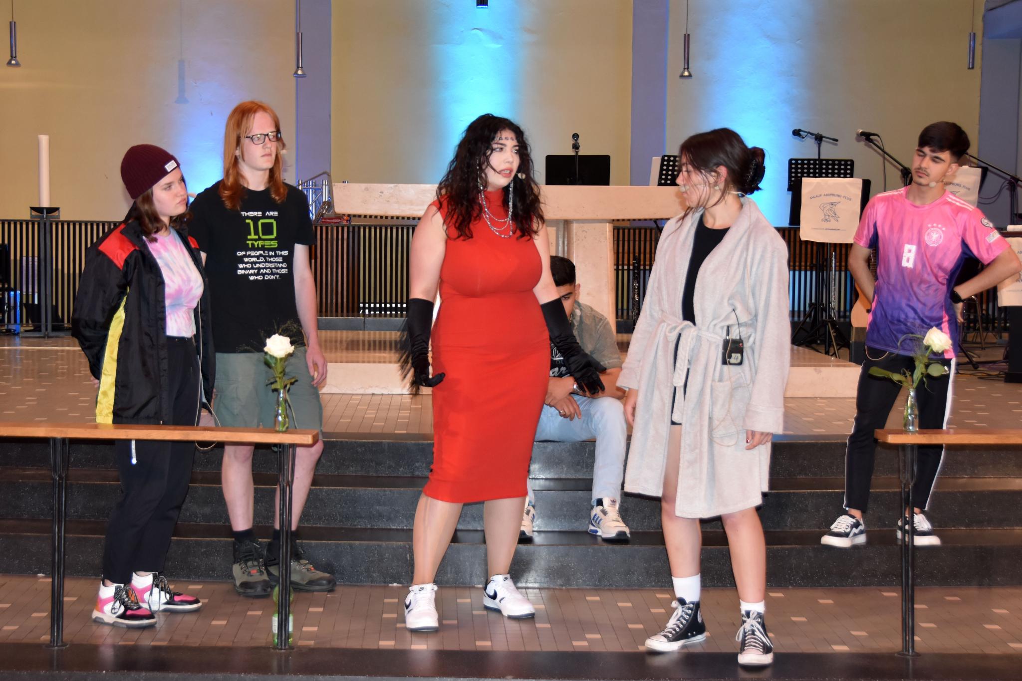 Schülerinnen und Schüler mit und ohne Fluchterfahrung haben gemeinsam ein Theaterstück auf die Beine gestellt. Die Premiere fand beim Willi-Graf-Empfang in Saarbücken im September statt..