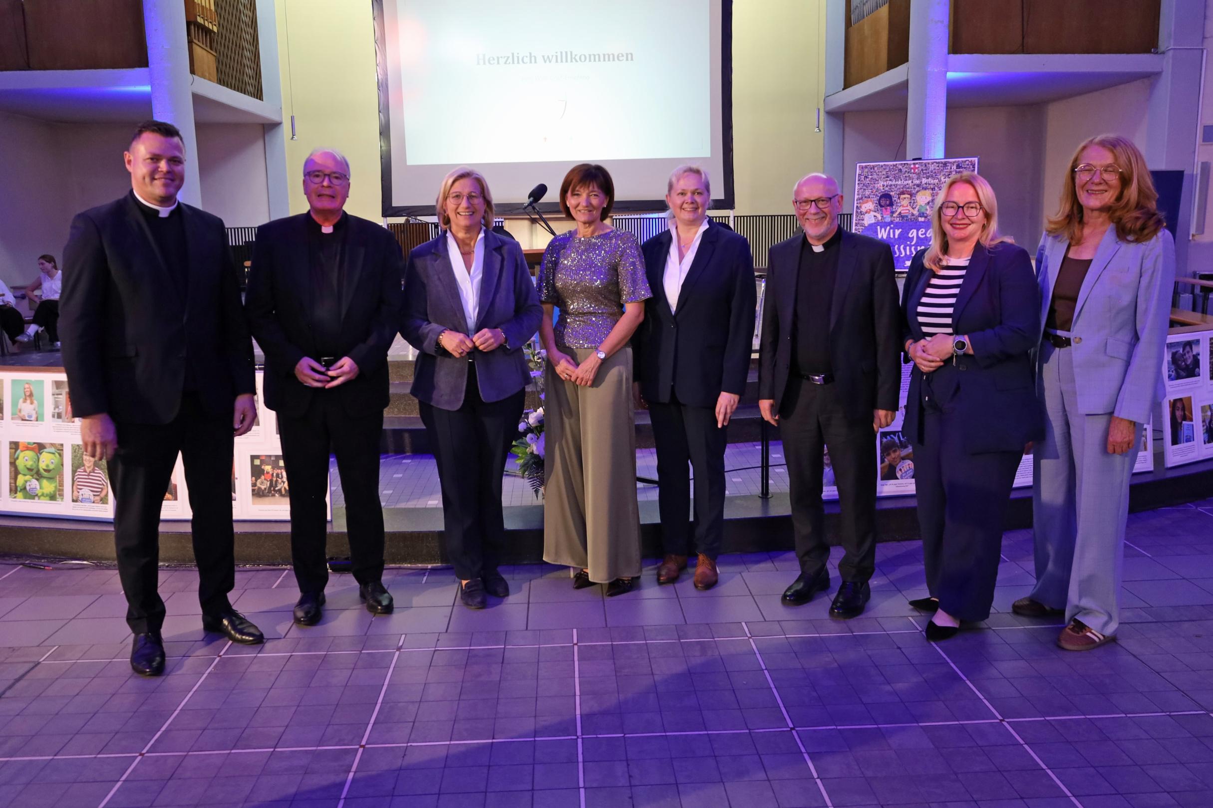 Generalvikar Tim Sturm (Trier), Bischof Dr. Stephan Ackermann (Trier), Ministerpräsidentin Anke Rehlinger, Ordinariatsdirektorin Katja Göbel, Landtagspräsidentin Heike Winzent, Diözesanadministrator Markus Magin (Speyer), Bildungsministerin Christine Streichert-Clivot und Umweltministerin Petra Berg (von links) nahmen am Willi-Graf-Empfang 2026 teil.